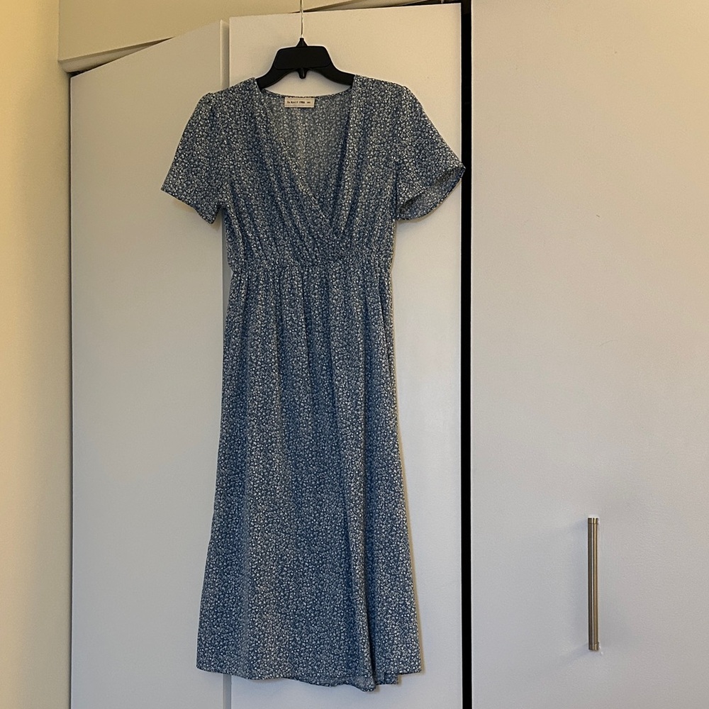Elegant Blue Midi Dress with Pattern
